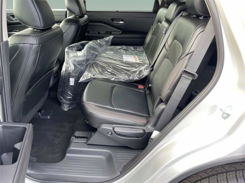 New 2025 Nissan Pathfinder SL image 12