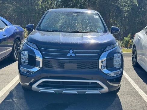 Used 2022 Mitsubishi Outlander SE image 2