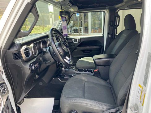 Used 2018 Jeep Wrangler Unlimited Sahara AWD/4WD image 9