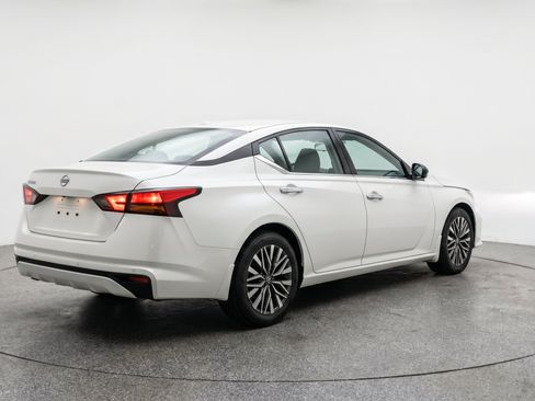 Used 2025 Nissan Altima 2.5 SV FWD image 9