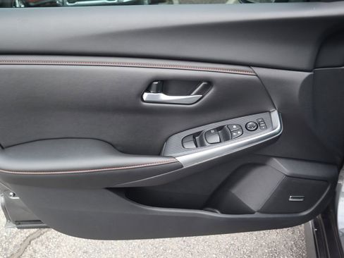 Used 2025 Nissan Sentra SR w/ SR Premium Package image 18