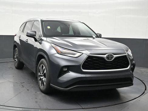 Used 2021 Toyota Highlander XLE AWD/4WD image 8