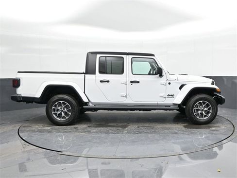 Used 2024 Jeep Gladiator Sport image 5