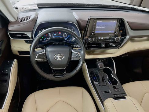 Used 2021 Toyota Highlander XLE image 24