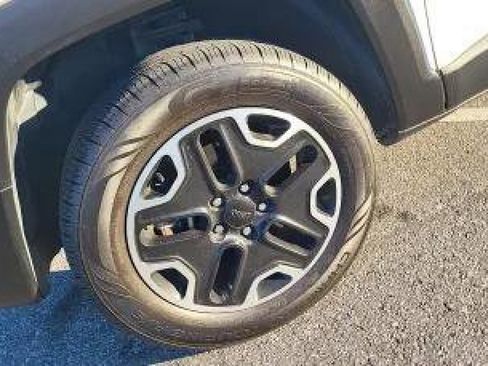 Used 2017 Jeep Renegade Trailhawk w/ Premium Trailhawk Package image 12