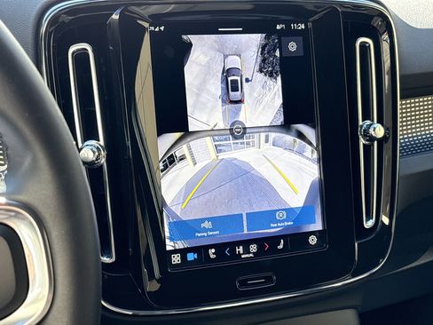 Used 2025 Volvo XC40 B5 Plus image 24