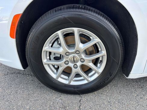 Certified 2024 Chrysler Pacifica Touring-L image 8