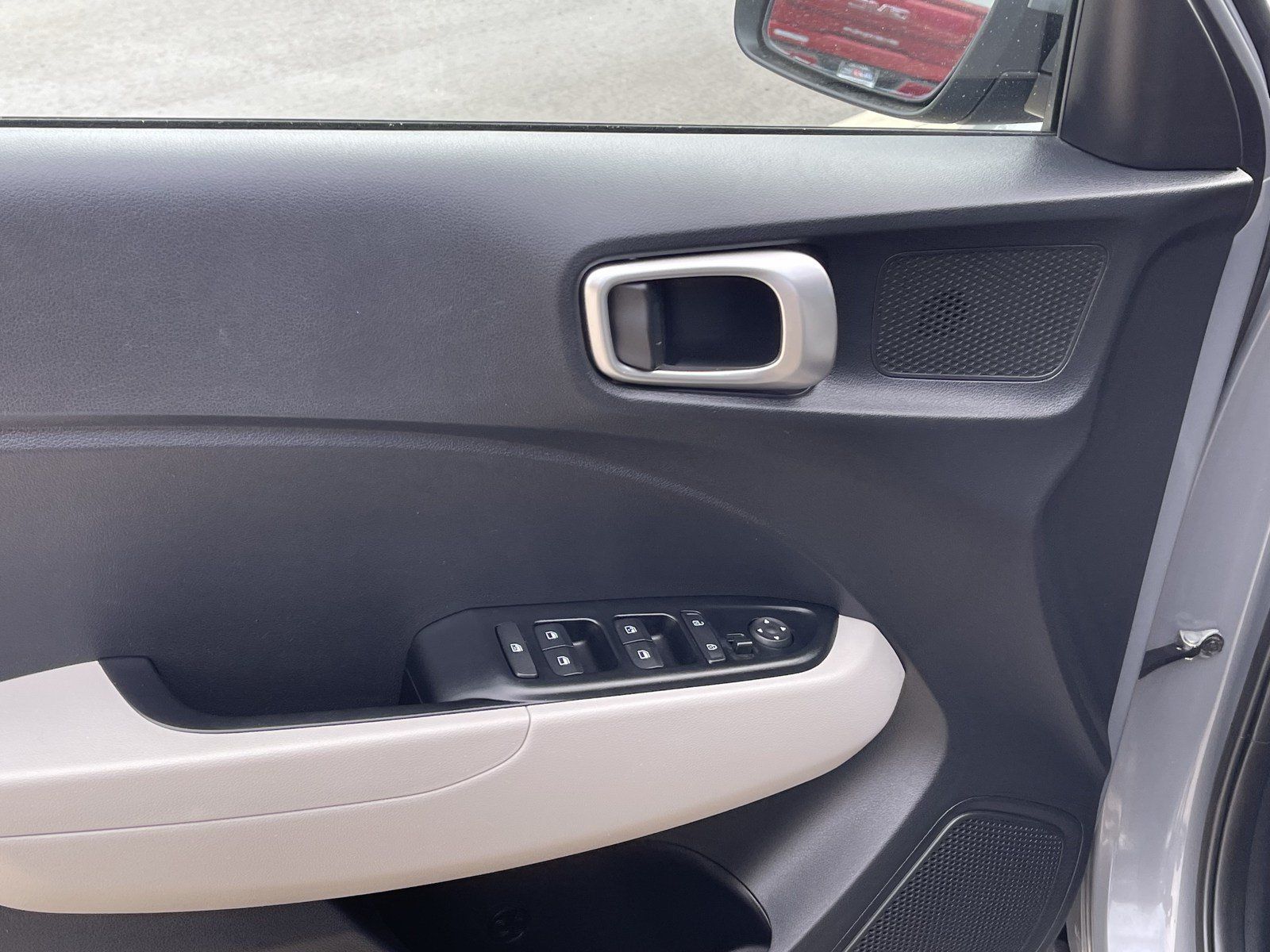 Used 2023 Hyundai Venue SEL FWD image 18