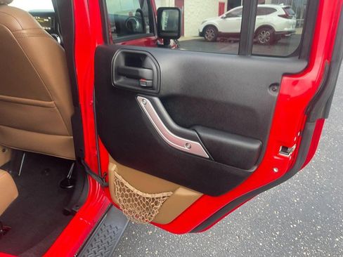 Used 2014 Jeep Wrangler Unlimited Sahara w/ Connectivity Group AWD/4WD image 14