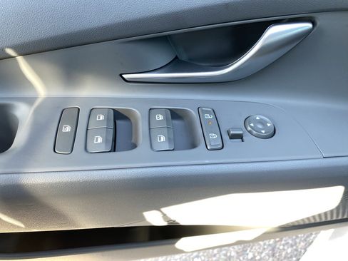 Certified 2025 Hyundai Elantra Sport image 18