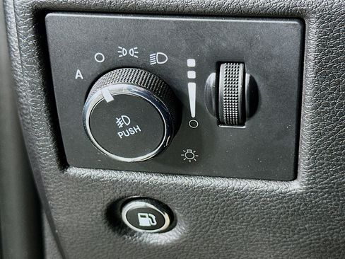 Used 2020 Jeep Grand Cherokee Overland RWD image 17
