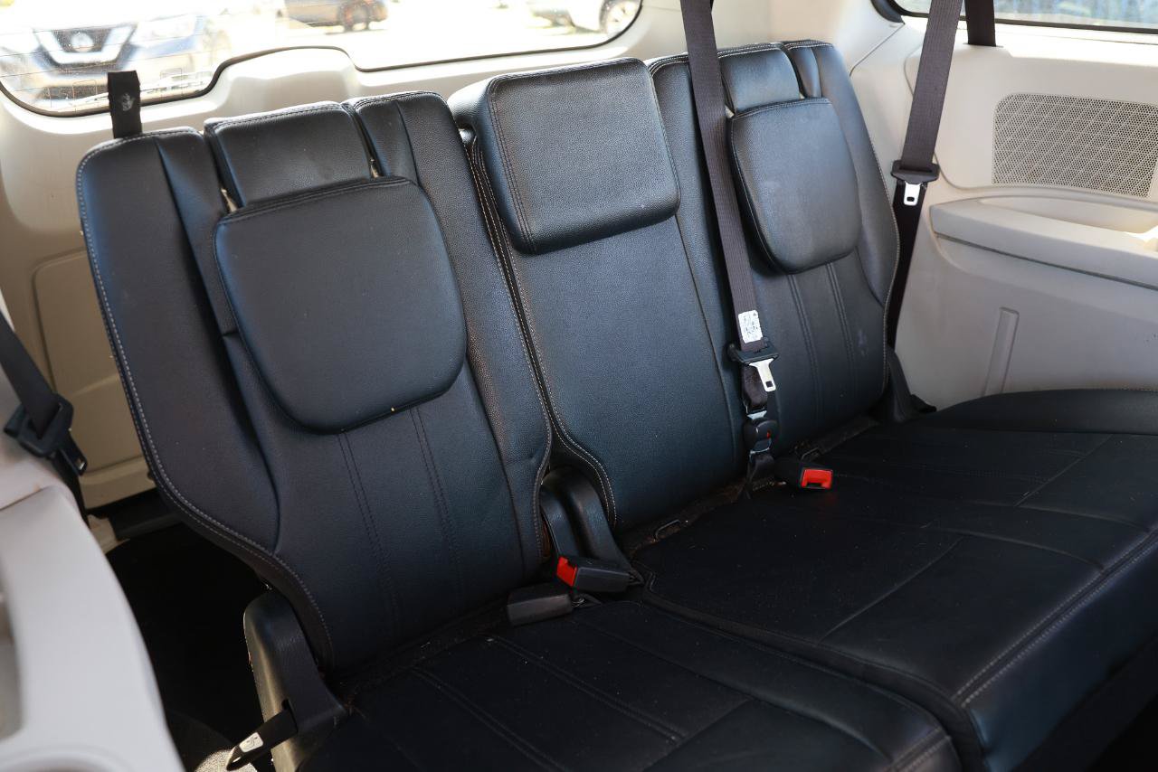Used 2015 Chrysler Town & Country Touring FWD image 23