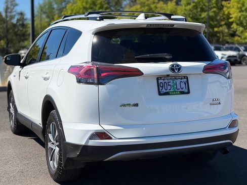 Used 2018 Toyota RAV4 XLE AWD/4WD image 3