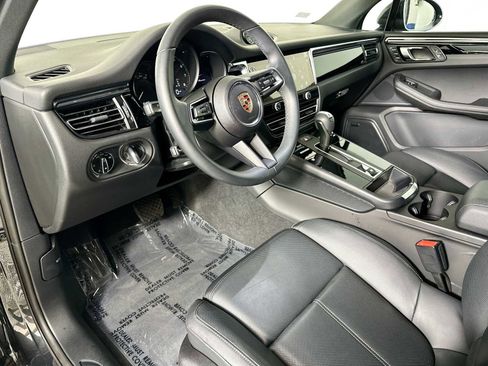 Used 2025 Porsche Macan image 4