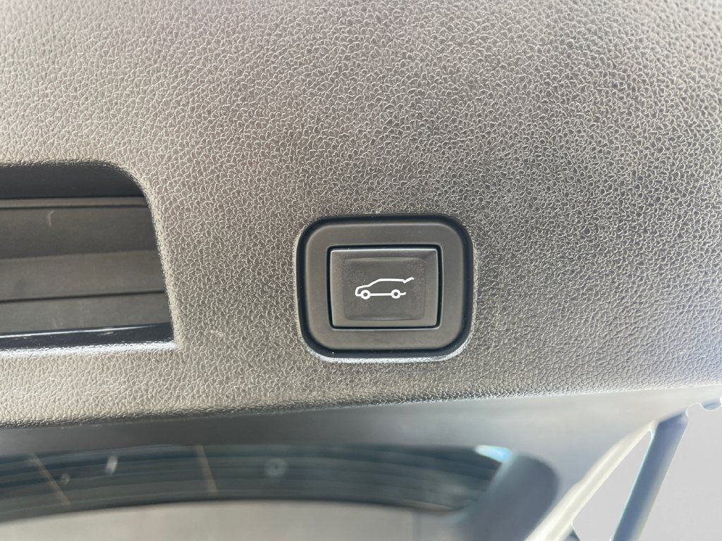 Used 2024 Chevrolet Traverse LT w/ LPO, Floor Liner Package FWD image 33