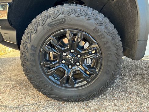 Used 2023 Chevrolet Silverado 1500 ZR2 w/ Technology Package AWD/4WD image 28