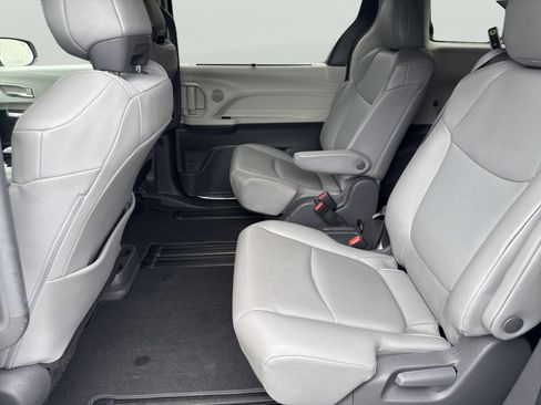 Used 2021 Toyota Sienna XLE w/ XLE Plus Package image 9