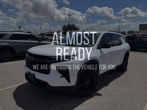 Used 2025 Chevrolet Traverse LT w/ Midnight/Sport Edition FWD image 2