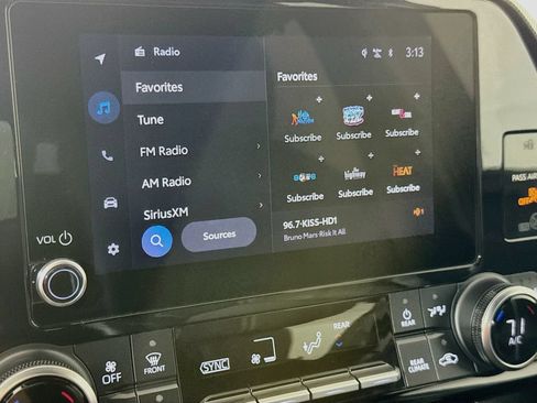 Used 2023 Toyota Highlander XSE FWD image 18