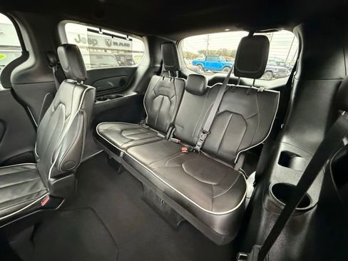 Used 2025 Chrysler Pacifica Limited FWD image 11
