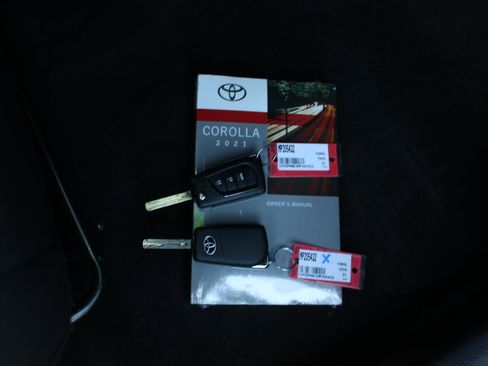 Used 2021 Toyota Corolla LE image 27