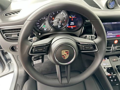 Certified 2025 Porsche Macan image 15
