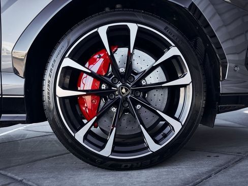 Used 2021 Lamborghini Urus image 19