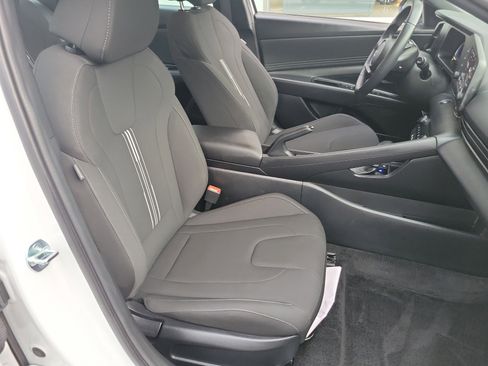 Certified 2025 Hyundai Elantra Sport image 18