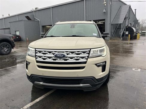 Used 2018 Ford Explorer XLT w/ Equipment Group 202A image 8