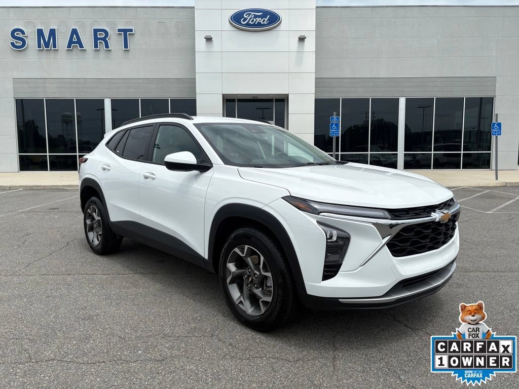 Used 2025 Chevrolet Trax LT FWD image 1