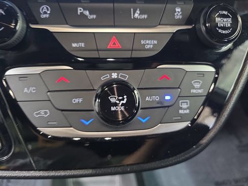 Used 2025 Chrysler Pacifica Select FWD image 23
