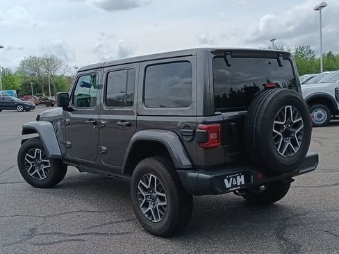 Used 2025 Jeep Wrangler Unlimited Sahara AWD/4WD image 3