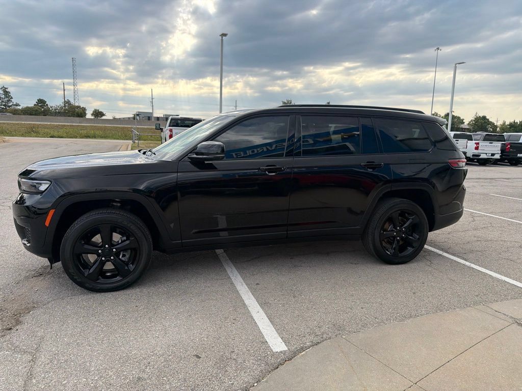 Used 2025 Jeep Grand Cherokee L Laredo AWD/4WD image 6