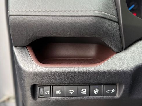 Used 2022 Toyota RAV4 Limited image 18