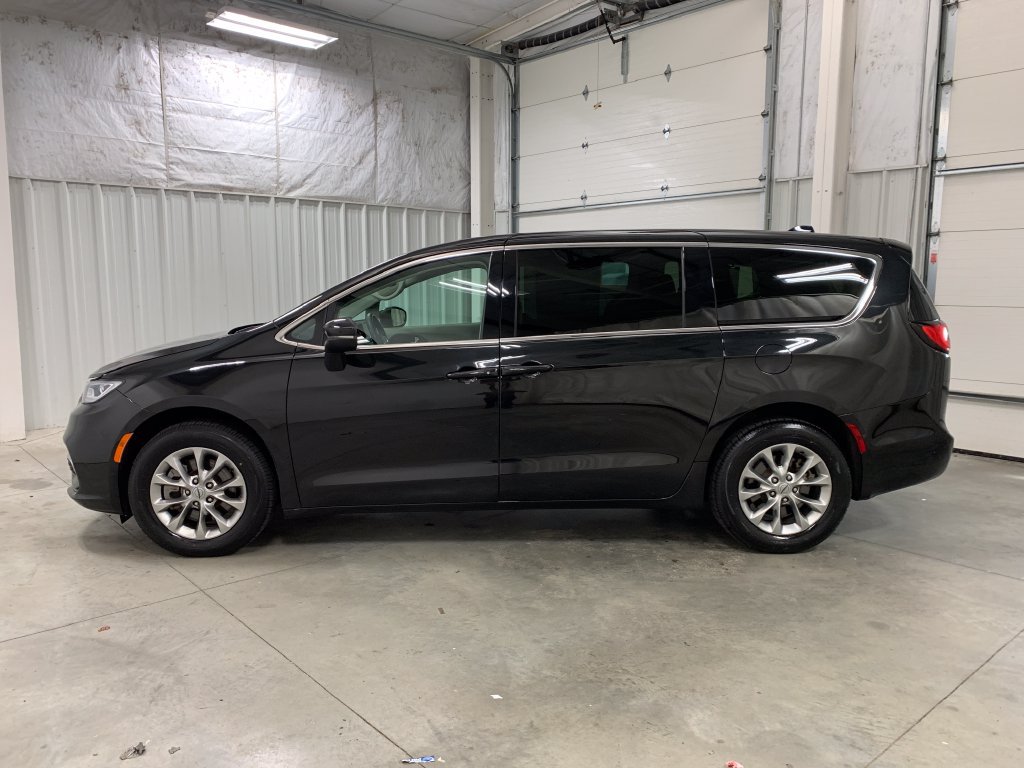 Used 2023 Chrysler Pacifica Touring-L w/ Uconnect Theater Family Group AWD/4WD image 4