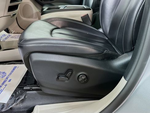 Used 2023 Chrysler Pacifica Touring-L image 18