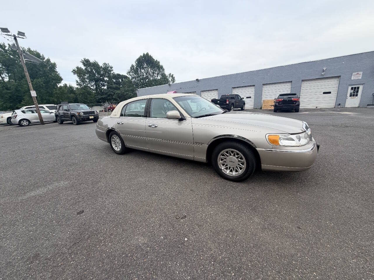 Used 1999 Lincoln Town Car Signature RWD image 23