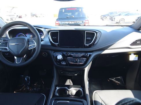 New 2026 Chrysler Pacifica Limited image 46