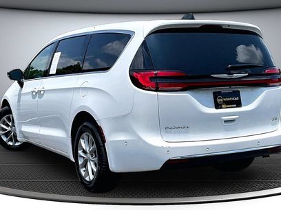 Used 2025 Chrysler Pacifica Select