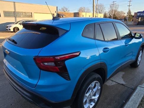 Used 2025 Chevrolet Trax LS w/ LS Convenience Package FWD image 9