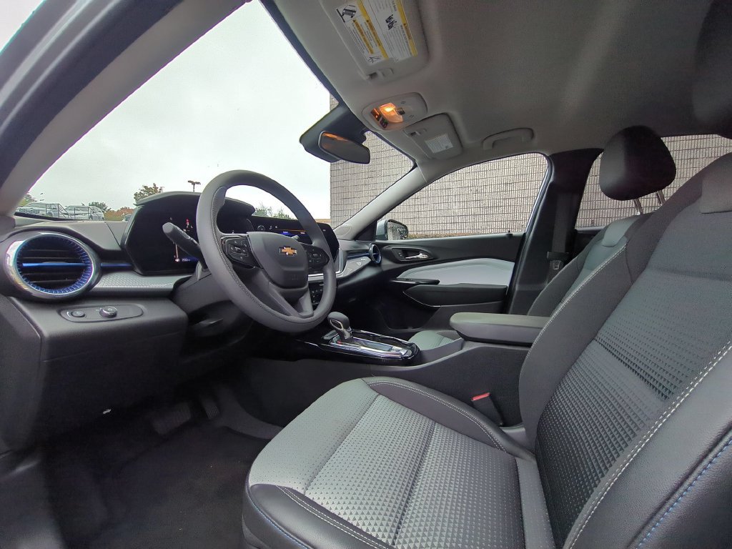 Used 2026 Chevrolet Trax LT FWD image 12