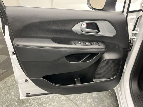 Used 2023 Chrysler Pacifica Touring FWD image 6