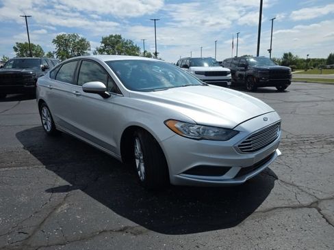 Used 2017 Ford Fusion SE FWD image 8
