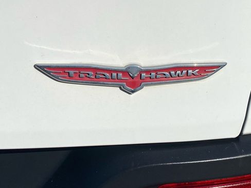 Used 2017 Jeep Cherokee Trailhawk image 11