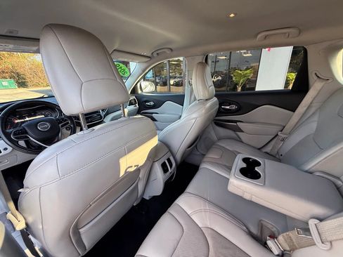 Used 2019 Jeep Cherokee Limited FWD image 31