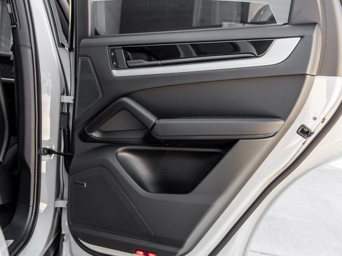 Certified 2025 Porsche Cayenne image 33