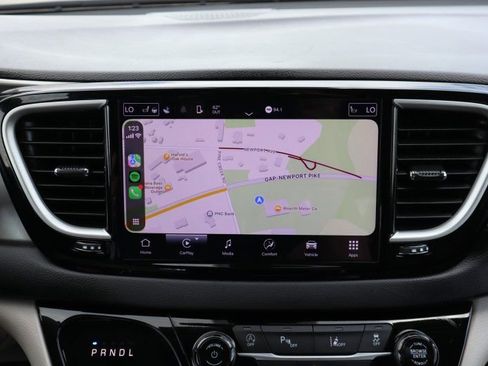 Used 2024 Chrysler Pacifica Touring-L FWD image 11