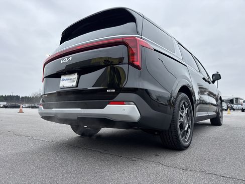 Used 2025 Kia Carnival EX image 10