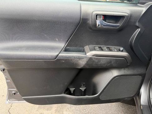 Used 2017 Toyota Tacoma SR5 AWD/4WD image 10