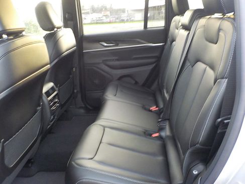 New 2025 Jeep Grand Cherokee Limited image 11